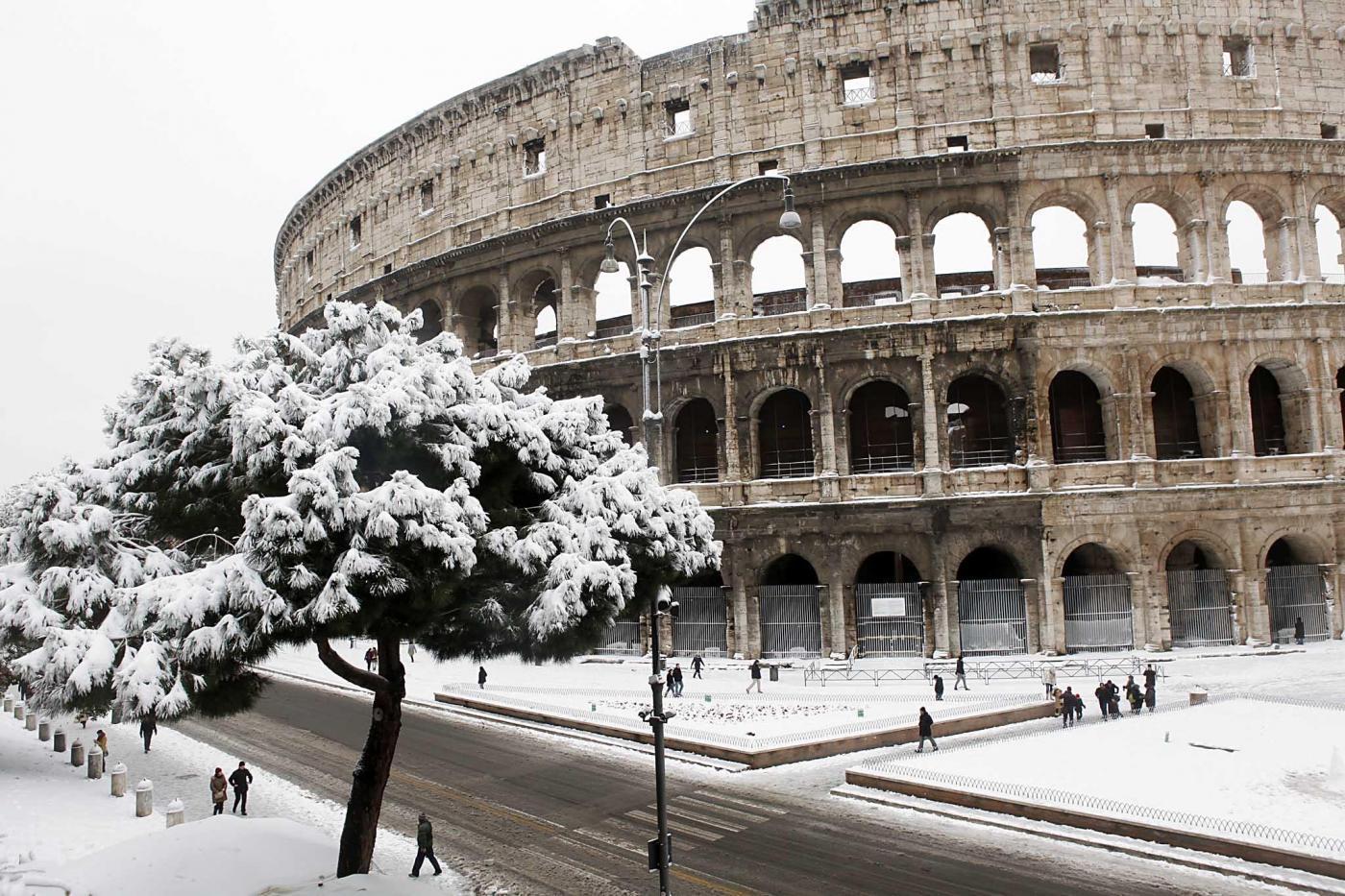 Какой климат в риме. Колизей в Риме. Заснеженный Колизей Рим. Италия Рим зима. Рим Италия зимой.